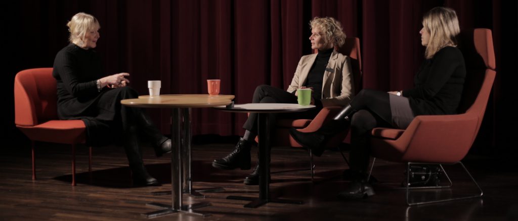 Anette Skårner, Camilla Blomqvist och Margareta Forsberg sitter i fåtöljer