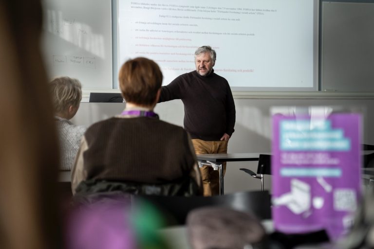 FYS, Forskarskolan för yrkesverksamma i socialtjänsten, konferens på Niagara den 06:e mars 2025. 
(Information kring fotografering har getts på skriftiligt på lappar och muntligt)