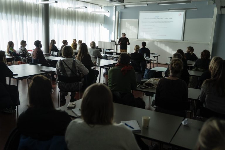 FYS, Forskarskolan för yrkesverksamma i socialtjänsten, konferens på Niagara den 06:e mars 2025. 
(Information kring fotografering har getts på skriftiligt på lappar och muntligt)
