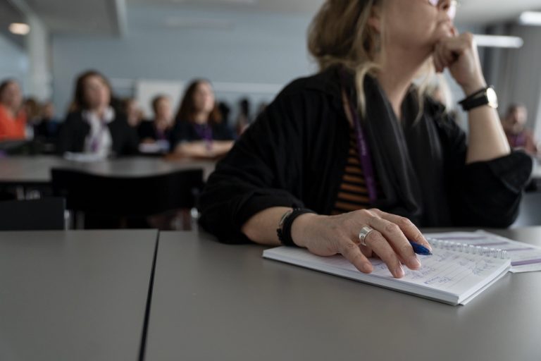 FYS, Forskarskolan för yrkesverksamma i socialtjänsten, konferens på Niagara den 06:e mars 2025. 
(Information kring fotografering har getts på skriftiligt på lappar och muntligt)