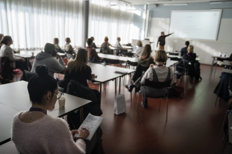 FYS, Forskarskolan för yrkesverksamma i socialtjänsten, konferens på Niagara den 06:e mars 2025. 
(Information kring fotografering har getts på skriftiligt på lappar och muntligt)