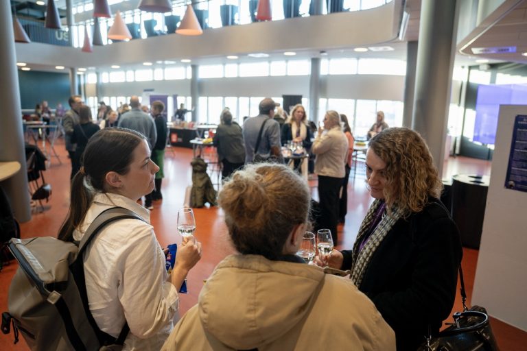 FYS, Forskarskolan för yrkesverksamma i socialtjänsten, konferens på Niagara den 06:e mars 2025. 
(Information kring fotografering har getts på skriftiligt på lappar och muntligt)