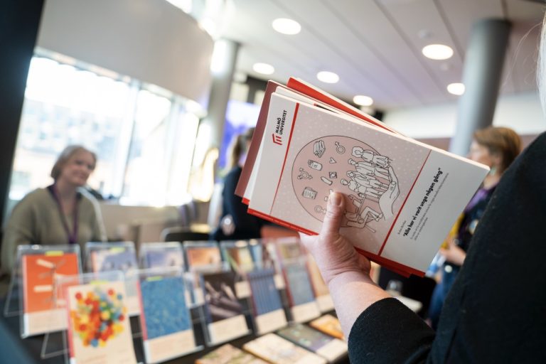 FYS, Forskarskolan för yrkesverksamma i socialtjänsten, konferens på Niagara den 06:e mars 2025. 
(Information kring fotografering har getts på skriftiligt på lappar och muntligt)