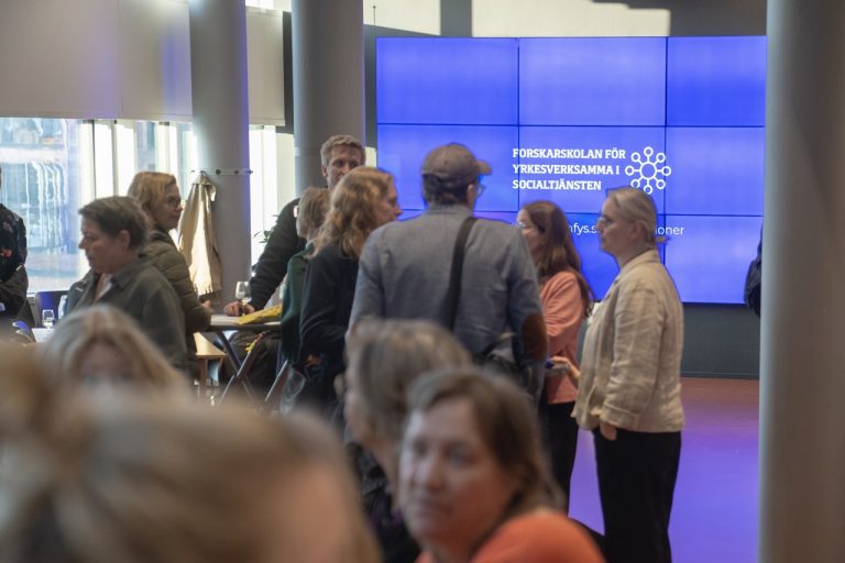 FYS, Forskarskolan för yrkesverksamma i socialtjänsten, konferens på Niagara den 06:e mars 2025. 
(Information kring fotografering har getts på skriftiligt på lappar och muntligt)