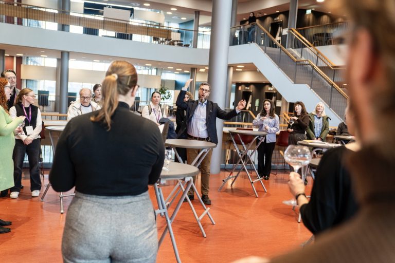 FYS, Forskarskolan för yrkesverksamma i socialtjänsten, konferens på Niagara den 06:e mars 2025. 
(Information kring fotografering har getts på skriftiligt på lappar och muntligt)