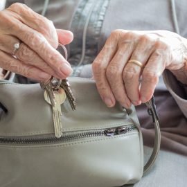 Mer än en flytt: Äldres egna röster om steget till äldreboende Mer än en flytt: Äldres egna röster om steget till äldreboende